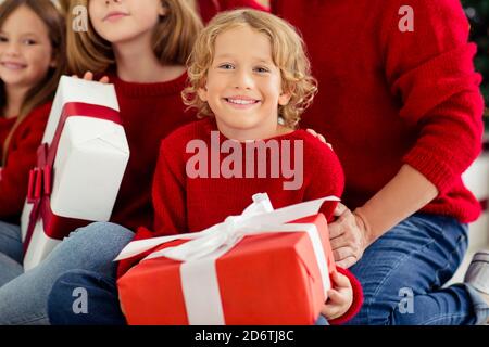 Portrait de belle attrayante gaie gaie grande génération de famille complète Tenir dans les mains boîtes-cadeaux décembre Holly Jolly jour christmastime port Banque D'Images