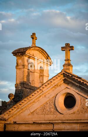 Détail angle bas de l'église médiévale en pierre avec des croix Sur le dessus contre ciel nuageux dans la ville de Cuenca en Espagne Banque D'Images