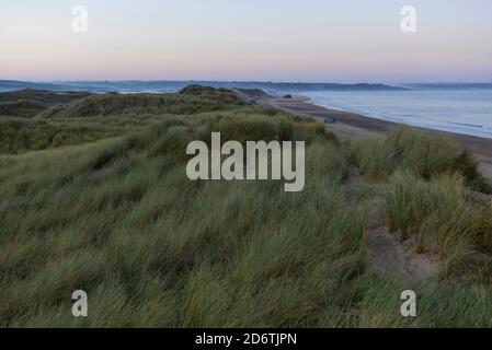 Les dunes de Biville le long de la côte normande, sur la péninsule du Cotentin. Vue d'ensemble des dunes de Biville au crépuscule. Le site est une zone naturelle protégée Banque D'Images