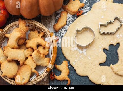 Faire des biscuits pour Halloween. Coupez les biscuits de la pâte sous forme de citrouille, chat, fantôme et chauve-souris. Banque D'Images