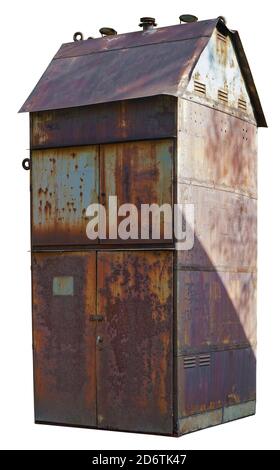 Un grand hangar de stockage de bois de chauffage fait de boîtes de transformateur rouillées. Isoler sur blanc Banque D'Images