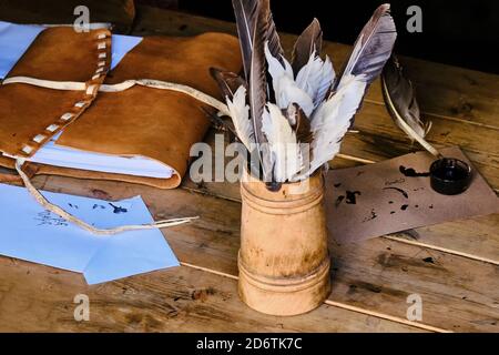 Ensemble de lettres vintage. Plumes et encre pour écrire dans un style rétro. Banque D'Images