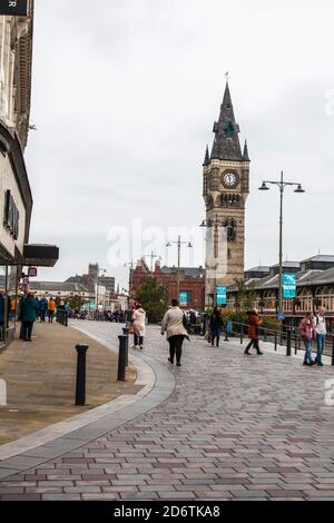 Une vue de l'horloge de la ville et le marché couvert à Darlington dans le nord-est de l'Angleterre Banque D'Images