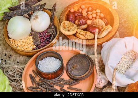 Soldats de la nourriture des anciens Romains sur la table, reconstruction. Sel, céréales, haricots, fruits secs, ail et chou. Les guerriers de la nourriture sur une randonnée à t Banque D'Images