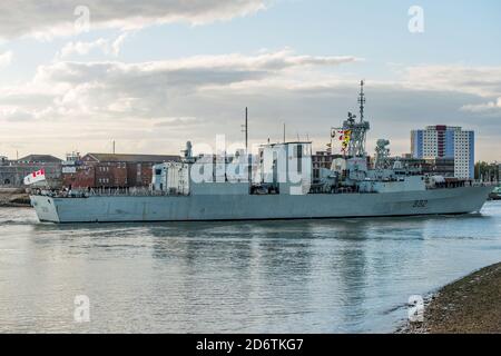 La frégate de la Marine royale du Canada NCSM ville de Québec (FFH332) est arrivée à Portsmouth (Royaume-Uni) le 16 octobre 2020 pour une visite de courtoisie après l'exercice. Banque D'Images