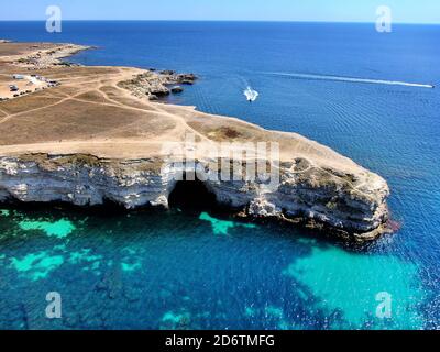 Crimean Cape Tarkhankut romantique mer vue de jour ensoleillée Banque D'Images