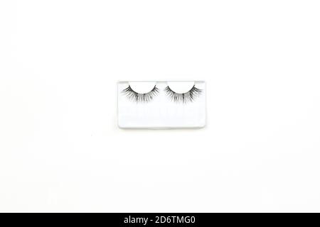 Paire de faux cils. Cils artificiels sur fond blanc Banque D'Images