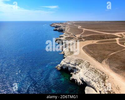 Crimean Cape Tarkhankut romantique mer vue de jour ensoleillée Banque D'Images