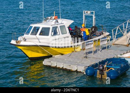 Plongeurs à bord du bateau Swanage Boat Charters bateau prêt à plonger à Swanage, Dorset UK en octobre, portant des masques faciaux pendant la pandémie du coronavirus Covid19 Banque D'Images