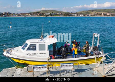 Plongeurs à bord du bateau Swanage Boat Charters bateau prêt à plonger à Swanage, Dorset UK en octobre, portant des masques faciaux pendant la pandémie du coronavirus Covid19 Banque D'Images