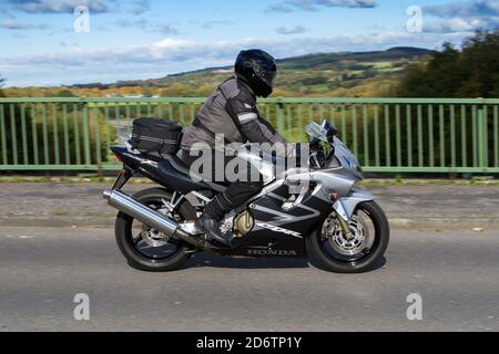 Honda CBR 600F motard ; transport à deux roues, motocyclettes, véhicule, routes, motos, motards franchissant le pont autoroutier du Royaume-Uni Banque D'Images