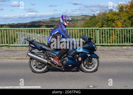 Kawasaki ZZR moto motards; deux véhicules à roues, motos, véhicules, routes, motos, motocyclistes croisant le pont autoroutier du Royaume-Uni Banque D'Images