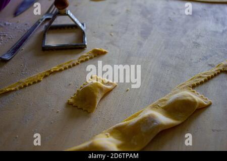 La préparation de tortelli avec des pâtes. Plat typique d'Émilien - cuisine italienne. Banque D'Images