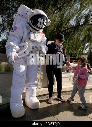 Pékin, Chine. 19 octobre 2020. Un homme chinois portant un costume d'astronaute visite une zone touristique dans l'espoir d'attirer les gens vers un nouveau bar à Pékin le lundi 19 octobre 2020. Alors que le programme spatial chinois progresse rapidement avec un voyage à la lune et une station spatiale tous dans des étapes avancées de développement, les entreprises ont commencé à utiliser le programme spatial pour promouvoir et annoncer à la fois des biens et des services. Photo de Stephen Shaver/UPI crédit: UPI/Alay Live News Banque D'Images