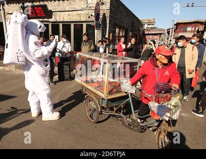 Pékin, Chine. 19 octobre 2020. Un homme chinois portant un costume d'astronaute visite une zone touristique dans l'espoir d'attirer les gens vers un nouveau bar à Pékin le lundi 19 octobre 2020. Alors que le programme spatial chinois progresse rapidement avec un voyage à la lune et une station spatiale tous dans des étapes avancées de développement, les entreprises ont commencé à utiliser le programme spatial pour promouvoir et annoncer à la fois des biens et des services. Photo de Stephen Shaver/UPI crédit: UPI/Alay Live News Banque D'Images