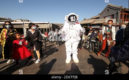 Pékin, Chine. 19 octobre 2020. Un homme chinois portant un costume d'astronaute visite une zone touristique dans l'espoir d'attirer les gens vers un nouveau bar à Pékin le lundi 19 octobre 2020. Alors que le programme spatial chinois progresse rapidement avec un voyage à la lune et une station spatiale tous dans des étapes avancées de développement, les entreprises ont commencé à utiliser le programme spatial pour promouvoir et annoncer à la fois des biens et des services. Photo de Stephen Shaver/UPI crédit: UPI/Alay Live News Banque D'Images