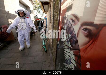 Pékin, Chine. 19 octobre 2020. Un homme chinois portant un costume d'astronaute visite une zone touristique dans l'espoir d'attirer les gens vers un nouveau bar à Pékin le lundi 19 octobre 2020. Alors que le programme spatial chinois progresse rapidement avec un voyage à la lune et une station spatiale tous dans des étapes avancées de développement, les entreprises ont commencé à utiliser le programme spatial pour promouvoir et annoncer à la fois des biens et des services. Photo de Stephen Shaver/UPI crédit: UPI/Alay Live News Banque D'Images