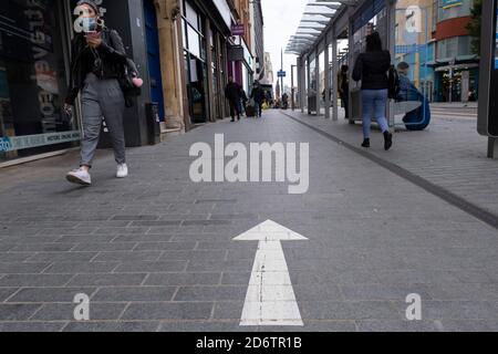 Avec de nouvelles mesures locales de verrouillage du coronavirus en place et Birmingham actuellement fixé à « niveau 2 » ou « haut », les personnes portant un masque facial continuent de venir dans le centre-ville le 14 octobre 2020 à Birmingham, au Royaume-Uni. C'est le premier jour du nouveau système à trois niveaux au Royaume-Uni qui a des niveaux : « moyenne », qui comprend la règle de six, « haute », qui couvrira la plupart des zones soumises aux restrictions actuelles et « très élevée » pour les zones où le nombre de cas est particulièrement élevé. Pendant ce temps, des politiciens ont appelé à un verrouillage complet du « disjoncteur » pour aider les growis Banque D'Images