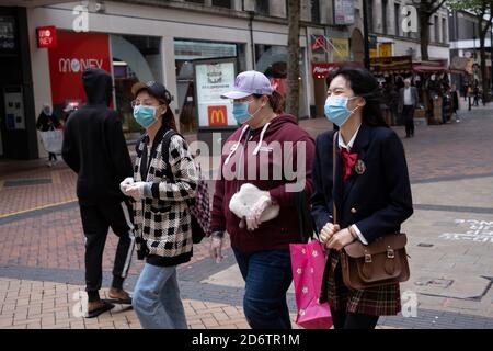 Avec de nouvelles mesures locales de verrouillage du coronavirus en place et Birmingham actuellement fixé à « niveau 2 » ou « haut », les personnes portant un masque facial continuent de venir dans le centre-ville le 14 octobre 2020 à Birmingham, au Royaume-Uni. C'est le premier jour du nouveau système à trois niveaux au Royaume-Uni qui a des niveaux : « moyenne », qui comprend la règle de six, « haute », qui couvrira la plupart des zones soumises aux restrictions actuelles et « très élevée » pour les zones où le nombre de cas est particulièrement élevé. Pendant ce temps, des politiciens ont appelé à un verrouillage complet du « disjoncteur » pour aider les growis Banque D'Images