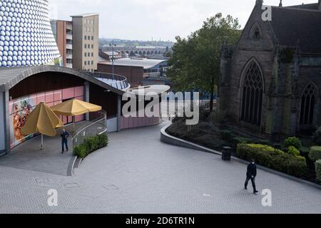 Avec de nouvelles mesures locales de verrouillage du coronavirus en place et Birmingham actuellement fixé à « niveau 2 » ou « haut », les personnes portant un masque facial continuent de venir dans le centre-ville le 14 octobre 2020 à Birmingham, au Royaume-Uni. C'est le premier jour du nouveau système à trois niveaux au Royaume-Uni qui a des niveaux : « moyenne », qui comprend la règle de six, « haute », qui couvrira la plupart des zones soumises aux restrictions actuelles et « très élevée » pour les zones où le nombre de cas est particulièrement élevé. Pendant ce temps, des politiciens ont appelé à un verrouillage complet du « disjoncteur » pour aider les growis Banque D'Images