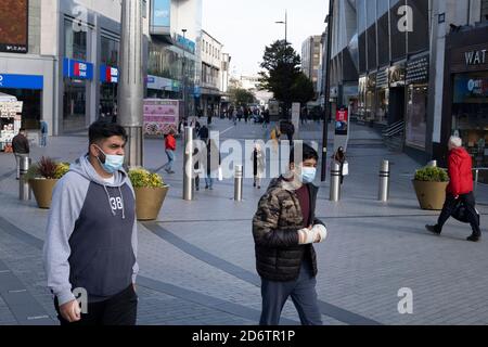 Avec de nouvelles mesures locales de verrouillage du coronavirus en place et Birmingham actuellement fixé à « niveau 2 » ou « haut », les personnes portant un masque facial continuent de venir dans le centre-ville le 14 octobre 2020 à Birmingham, au Royaume-Uni. C'est le premier jour du nouveau système à trois niveaux au Royaume-Uni qui a des niveaux : « moyenne », qui comprend la règle de six, « haute », qui couvrira la plupart des zones soumises aux restrictions actuelles et « très élevée » pour les zones où le nombre de cas est particulièrement élevé. Pendant ce temps, des politiciens ont appelé à un verrouillage complet du « disjoncteur » pour aider les growis Banque D'Images