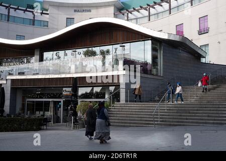 Avec de nouvelles mesures locales de verrouillage du coronavirus en place et Birmingham actuellement fixé à « niveau 2 » ou « haut », les personnes portant un masque facial continuent de venir dans le centre-ville le 14 octobre 2020 à Birmingham, au Royaume-Uni. C'est le premier jour du nouveau système à trois niveaux au Royaume-Uni qui a des niveaux : « moyenne », qui comprend la règle de six, « haute », qui couvrira la plupart des zones soumises aux restrictions actuelles et « très élevée » pour les zones où le nombre de cas est particulièrement élevé. Pendant ce temps, des politiciens ont appelé à un verrouillage complet du « disjoncteur » pour aider les growis Banque D'Images