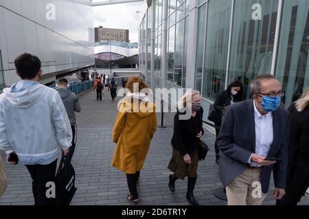 Avec de nouvelles mesures locales de verrouillage du coronavirus en place et Birmingham actuellement fixé à « niveau 2 » ou « haut », les personnes portant un masque facial continuent de venir dans le centre-ville le 14 octobre 2020 à Birmingham, au Royaume-Uni. C'est le premier jour du nouveau système à trois niveaux au Royaume-Uni qui a des niveaux : « moyenne », qui comprend la règle de six, « haute », qui couvrira la plupart des zones soumises aux restrictions actuelles et « très élevée » pour les zones où le nombre de cas est particulièrement élevé. Pendant ce temps, des politiciens ont appelé à un verrouillage complet du « disjoncteur » pour aider les growis Banque D'Images