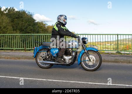 Années 60 BSA Motorbike Rider ; deux véhicules à roues, motos, véhicule, routes, motos, motocycles, motocyclistes croisant le pont autoroutier Royaume-Uni Banque D'Images