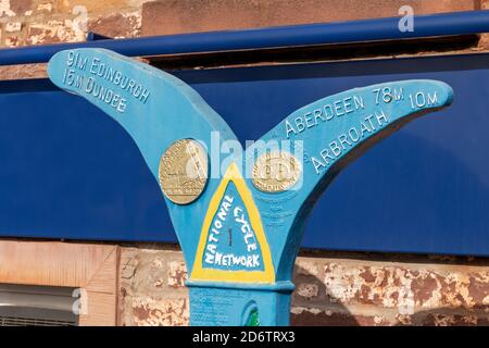 Le National cycle Network est un panneau à Carnoustie qui indique les distances jusqu'à Arbroath, Aberdeen, Édimbourg et Dundee, Écosse, Royaume-Uni Banque D'Images