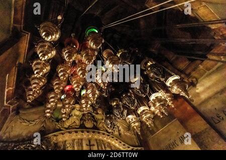 Jérusalem / Israël - 2017/10/12: L'intérieur de l'église du Saint-Sépulcre avec la chambre de la tombe de Jésus à l'intérieur de la chapelle d'Aedicule ou du Saint-Sépulcre à Rotunda Banque D'Images