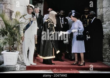 La reine Elizabeth II de Grande-Bretagne tremble les mains avec le Président de la Chambre d'assemblée Lawson Weekes, au Parlement de la Barbade le jeudi 9 mars 1989, alors qu'elle part à la suite des cérémonies du 350e anniversaire du Parlement de l'île des Caraïbes. Le Prince Philip à gauche et le Premier ministre de la Barbade Erskine Sandiford à l'arrière Banque D'Images