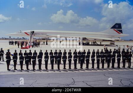 La reine Elizabeth II et le prince Philip à l'aéroport quittent la cérémonie à la Barbade avant de partir dans différentes directions, le 11 mars 1989. La Reine est retournée en Angleterre via British Airways Concorde, tandis que le prince Philip se rend aux Bermudes pour présenter les prix du duc d'Édimbourg. Ils étaient sur l'île des Caraïbes pour une visite de quatre jours. Banque D'Images