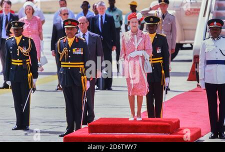 La reine Elizabeth II debout sur le tapis rouge avec une fête de dignitaires avant son départ à l'aéroport international Grantley Adams, Barbade, après une tournée royale du 8 au 11 mars 1989 Banque D'Images