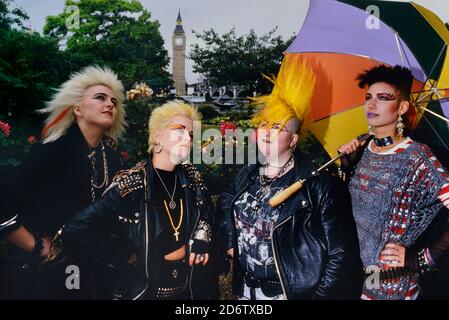 Des adolescentes punk rockers qui se posent devant les chambres du Parlement. Londres. Angleterre, Royaume-Uni. Vers 1985 Banque D'Images