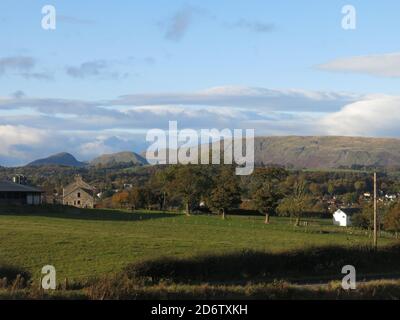 En regardant vers le nord vers les Fells de CAMPSIE à travers la campagne du centre de l'Écosse; la forme proéminente de Dumgoyne est visible sur la gauche. Banque D'Images