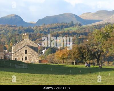 En regardant vers le nord vers les Fells de CAMPSIE à travers la campagne du centre de l'Écosse; la forme proéminente de Dumgoyne est visible sur la gauche. Banque D'Images