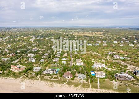 Image aérienne des maisons le long de la côte à Amagansett, NY Banque D'Images