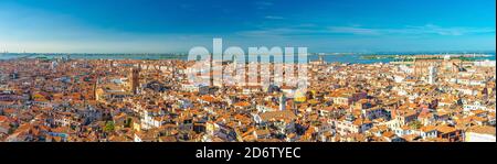 Vue panoramique aérienne de la vieille ville de Venise centre historique, bâtiments avec toits de tuiles rouges, San Giuliano Mestre et fond bleu ciel, région de Vénétie, Italie du Nord. Paysage urbain incroyable de Venise. Banque D'Images