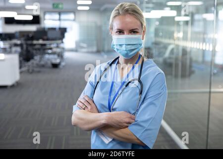 Portrait d'une femme professionnelle de la santé portant un masque facial sur le lieu de travail Banque D'Images