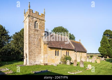 Lumière du soir sur l'église de St James dans le village Cotswold de Cutsdean, Gloucestershire Royaume-Uni - la tour est probablement du XIVe siècle. Banque D'Images