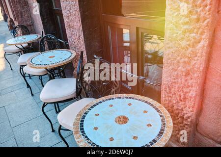 Café avec tables en pierre dans la rue de la ville moderne. Restaurant en plein air par une chaude journée d'été. Terrasse d'été du café de la ville. Banque D'Images