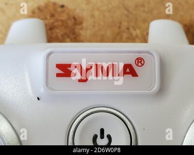 Gros plan du logo du fabricant de drones Syma sur l’unité de commande à distance de drones, San Ramon, Californie, 5 septembre 2020. () Banque D'Images