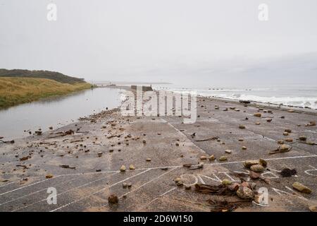 Lossiemouth West Beach, Moray, Royaume-Uni. 19 octobre 2020. ROYAUME-UNI. Cela montre le parking fermé en raison des inondations et des pierres lavées à terre dans ce très populaire parking de plage. La marée haute était à 0157h avec une hauteur de 4,6m. Credit: JASPERIMAGE / Alamy Live News Banque D'Images