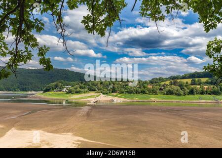 Un vieux pont, l''Aseler Brücke, resurse à des niveaux d'eau très bas dans l'Edersee, dans le nord de Hesse, en Allemagne. Banque D'Images