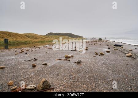 Lossiemouth West Beach, Moray, Royaume-Uni. 19 octobre 2020. ROYAUME-UNI. Cela montre le parking fermé en raison des inondations et des pierres lavées à terre dans ce très populaire parking de plage. La marée haute était à 0157h avec une hauteur de 4,6m. Credit: JASPERIMAGE / Alamy Live News Banque D'Images