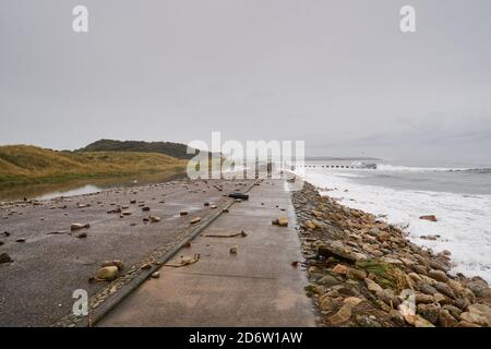 Lossiemouth West Beach, Moray, Royaume-Uni. 19 octobre 2020. ROYAUME-UNI. Cela montre le parking fermé en raison des inondations et des pierres lavées à terre dans ce très populaire parking de plage. La marée haute était à 0157h avec une hauteur de 4,6m. Credit: JASPERIMAGE / Alamy Live News Banque D'Images