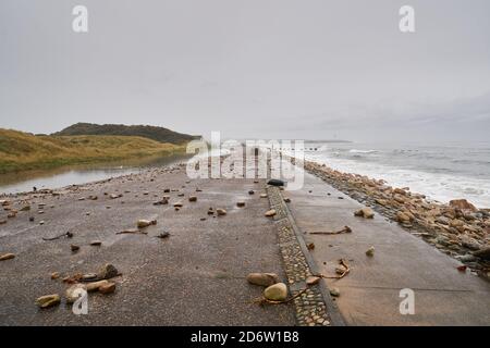 Lossiemouth West Beach, Moray, Royaume-Uni. 19 octobre 2020. ROYAUME-UNI. Cela montre le parking fermé en raison des inondations et des pierres lavées à terre dans ce très populaire parking de plage. La marée haute était à 0157h avec une hauteur de 4,6m. Credit: JASPERIMAGE / Alamy Live News Banque D'Images