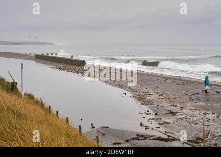 Lossiemouth West Beach, Moray, Royaume-Uni. 19 octobre 2020. ROYAUME-UNI. Cela montre le parking fermé en raison des inondations et des pierres lavées à terre dans ce très populaire parking de plage. La marée haute était à 0157h avec une hauteur de 4,6m. Credit: JASPERIMAGE / Alamy Live News Banque D'Images