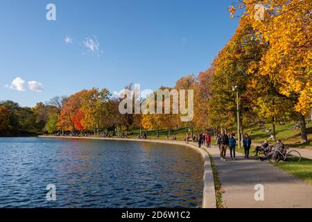 Montréal, CA - 19 octobre 2020 : les gens profitent d'une journée chaude et ensoleillée au parc la Fontaine en automne Banque D'Images