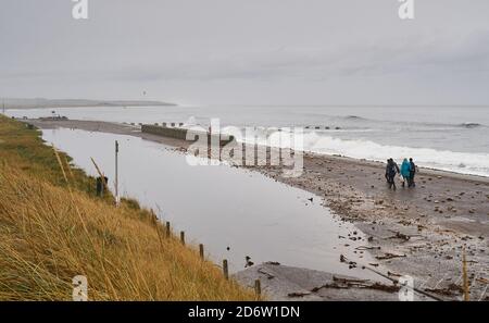 Lossiemouth West Beach, Moray, Royaume-Uni. 19 octobre 2020. ROYAUME-UNI. Cela montre le parking fermé en raison des inondations et des pierres lavées à terre dans ce très populaire parking de plage. La marée haute était à 0157h avec une hauteur de 4,6m. Credit: JASPERIMAGE / Alamy Live News Banque D'Images